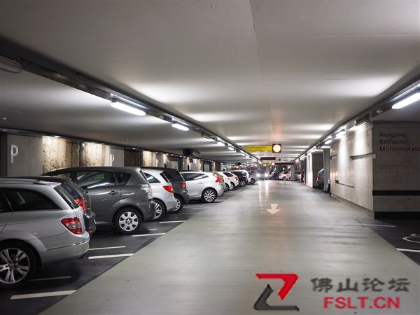 地下车库空无一车小区周围满街违停上热搜：这到底是啥情况？