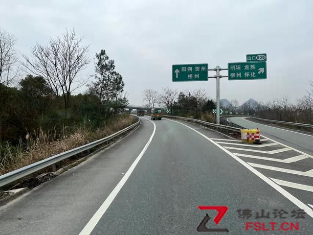 东航坠机现场：救援人员获得飞机残骸定位信息