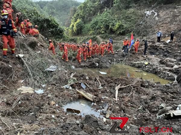直击坠机搜救现场：2部黑匣子或已变形，降雨加大难度