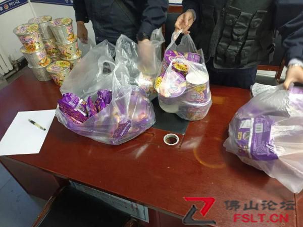 一男子冒充税务人员收缴商店老坛酸菜牛肉面，被当场抓获