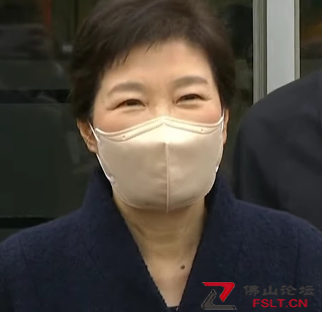 朴槿惠出院：获特赦后首次露面 先拜访父母墓地后返乡