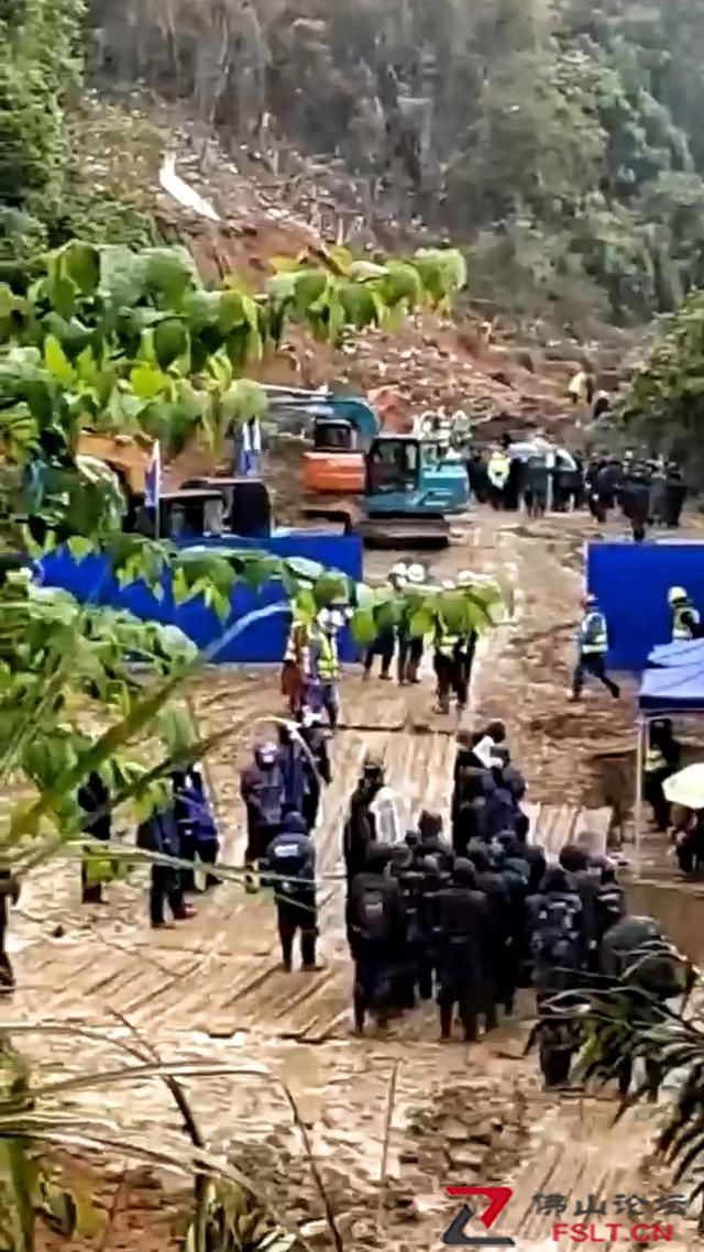 东航空难搜救现场：部分家属赶来，为亲人祈福