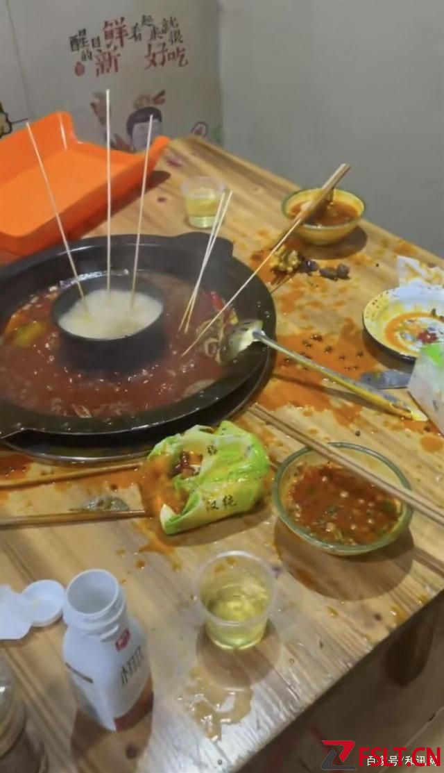 让你从汉中消失！汉中一女顾客掀翻火锅，老板娘：已怀孕，情急下打了她