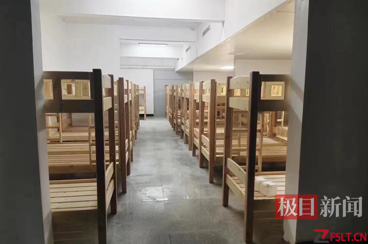 学生宿舍80人一间，家长不满意，官方：教育部门已介入处理