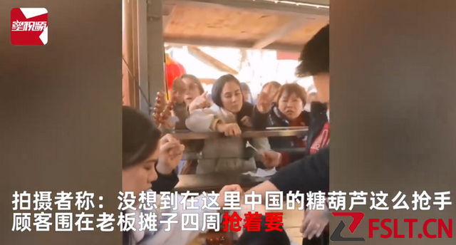 中国人在西班牙卖糖葫芦1串30元 生意火爆被抢空