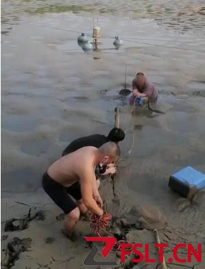 男子在自家鱼塘被困淤泥两小时，村民看他挥手求救以为是在“打招呼”