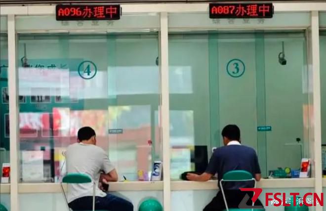 年轻人报复性还房贷银行急了，因存量房贷利率差，更多人提前还贷