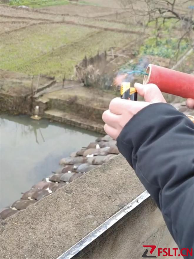 邻居扔偏炮仗致男童右臂受伤截肢，涉事男子：系意外，将妥善处理   