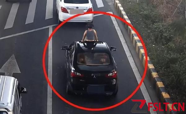不喜欢车内空调的味道，女子竟将半个身子探出汽车天窗