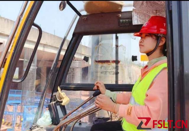 钢铁和尘土里，“工地之花”竞相开放