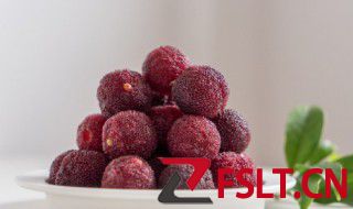 清洗杨梅时发现杨梅掉色是添加人工色素引起的吗 清洗杨梅时掉色是为什么