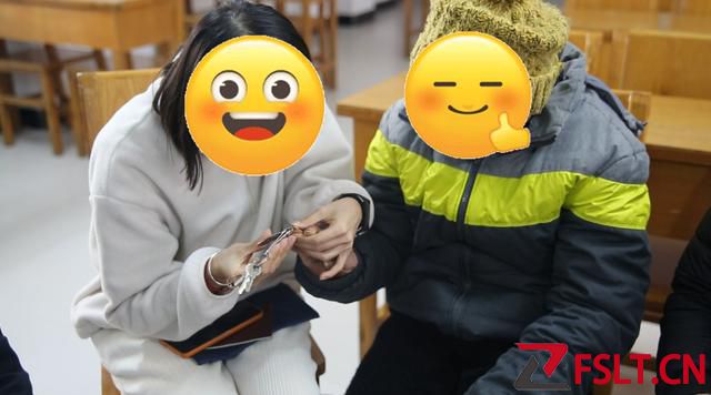 妻子失踪25年，如今再见时，丈夫这个动作让人泪奔……