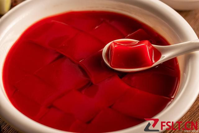 可恶！男子探访肥牛卷作坊，原材料竟是黄喉废油和鸭血