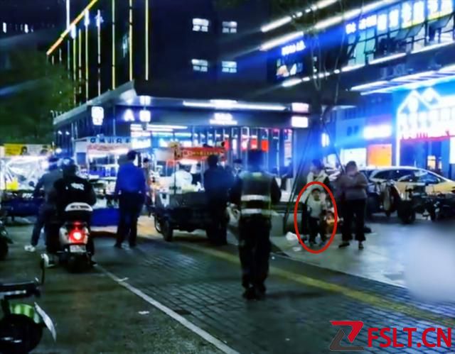 广东一男孩火了，大喊“城管来了”提醒摊贩！网友：放哨的小英雄