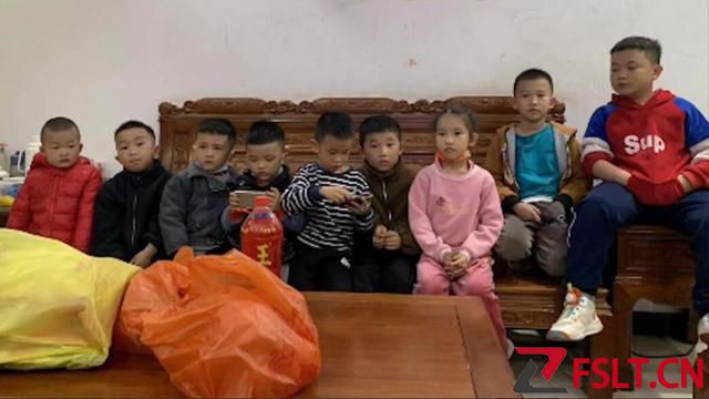 兄妹4家生9娃“掉儿子窝”，仅1女孩成“团宠”，聚一起像托儿所