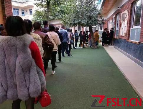 爸爸第一次接孩子就火了，老师一脸不信，爸爸无奈：我真是他爹