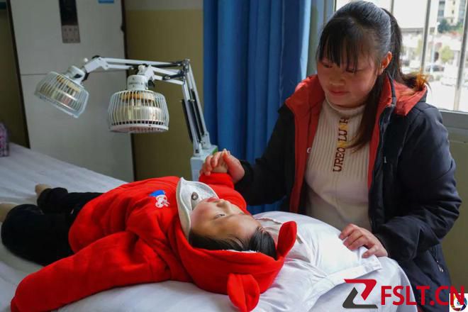 婴儿每天不吵闹除了吃就是睡，妈妈夸他乖，5个月后得知原因心碎