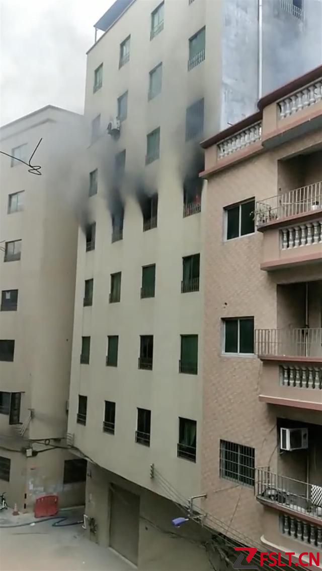 广东佛山一建筑失火致2人受伤，其中一人有刀伤，社区：放火者已抓获