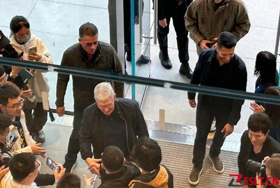 库克现身北京三里屯Apple零售店：微博晒与歌手黄龄合影