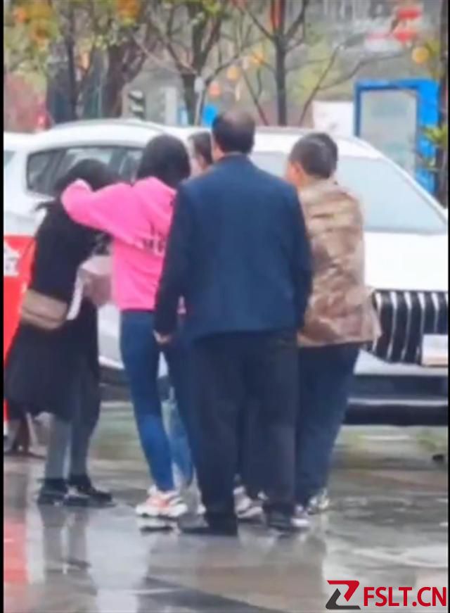 女子当街棒打老公和女主播，称其“打赏7.3万”？警方：正在调查处理