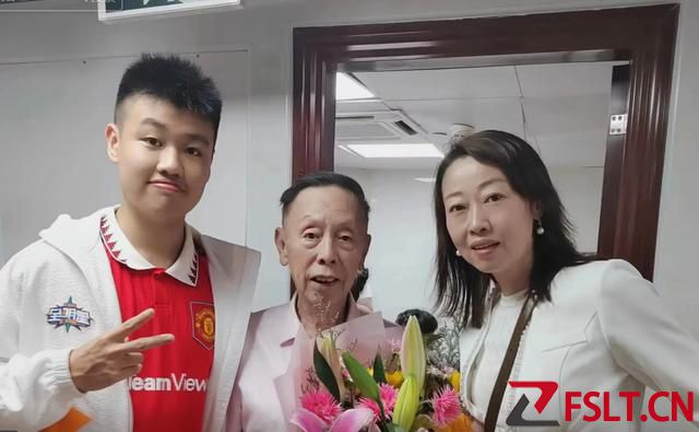 陈坚雄之子与师公黄俊英同框，广东网友：再演一次《肥仔米》吧！