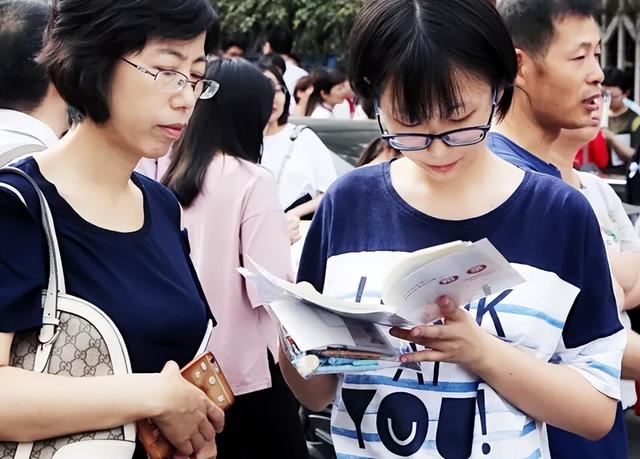 广东考生高考成绩546分，却不选本科选专科，看到院校后网友悟了