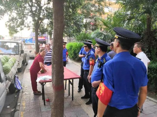 2023年，广东一小孩憋不住当街小便，竟被城管抱起重重摔在地上