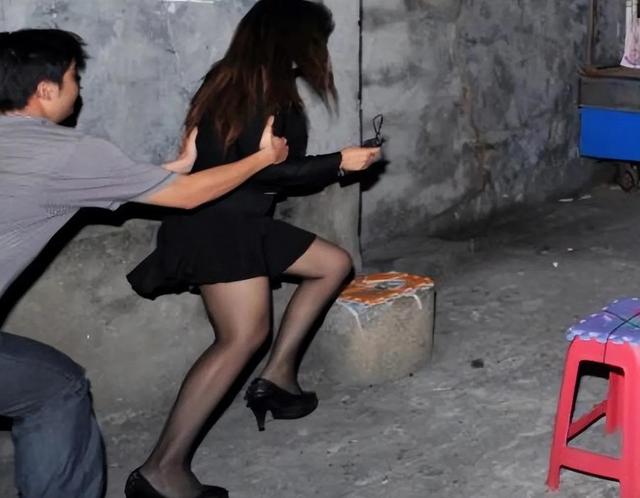 广东一女子带孩子卖淫，公婆收钱望风配合默契，两个月挣十多万元