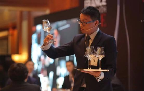 广东60岁大爷为揭穿品酒师，用塑料瓶装茅台寄去鉴定，结果咋样了