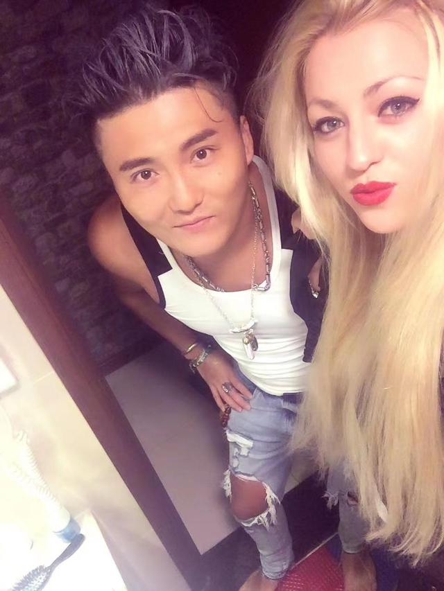 广东富二代娶乌克兰洋媳妇，生俩混血儿子，每天除了健身就是旅游