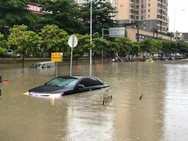 一场台风，就能让你知道该买油车还是电车！